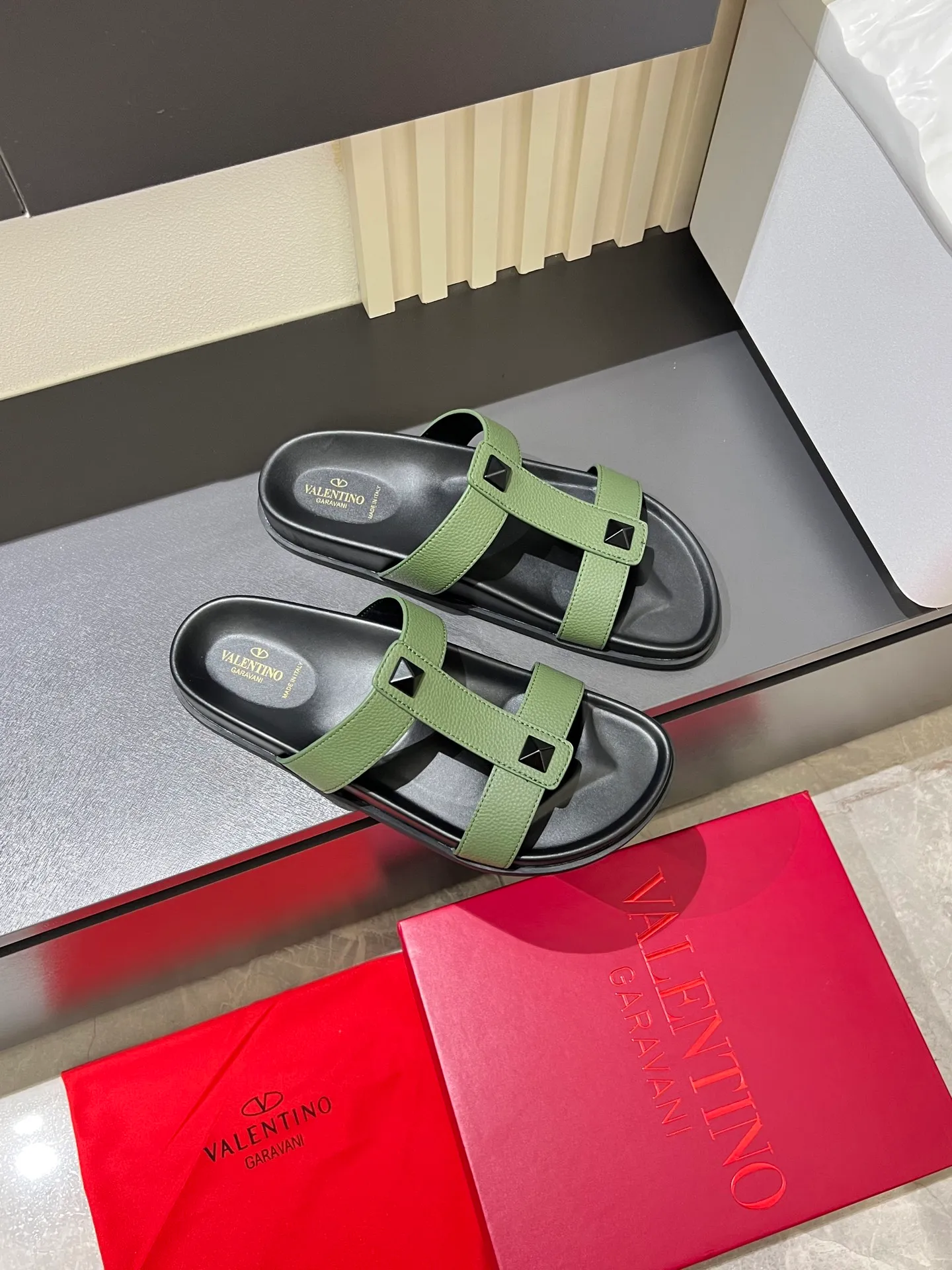 Men's shoes 💰p300 VALENTINO Men's 🧍‍♂️ Spring and summer new style metal logo flat slippers, elegant sandals, the same style worn by celebrities, original molding, imported calfskin. Rubber outsole. Soft and durable, full set of counter packaging size: 39-44 (.45.46 customized)